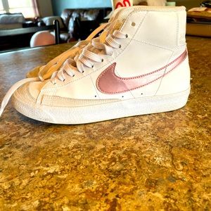 Nike girls shoes size 6. Worn 1x . Were just too small.